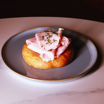 Ватрушка с окороком и муссом из пармезана в Пинки Бандински по цене 21 р.