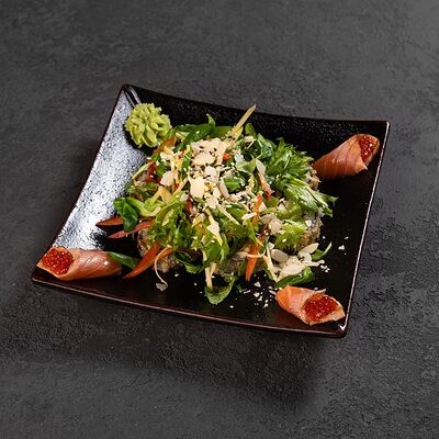 Ролл темпура с лососем и листьями салата в Маймун по цене 690