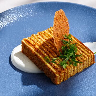 Медовик из хлопкового меда в Чайхана Пахвала по цене 440 ₽