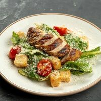Цезарь с курицей гриль, салатом романо и пармезаном в Pitnica