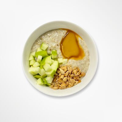 Овсяная каша с соленой карамелью, орехами и яблоком в Terra Bistro по цене 190 ₽