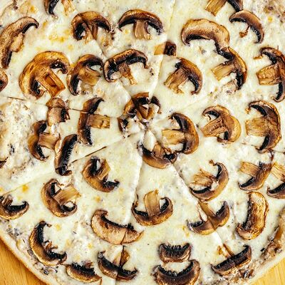 Пицца грибная 33см в Bourbon по цене 560 ₽