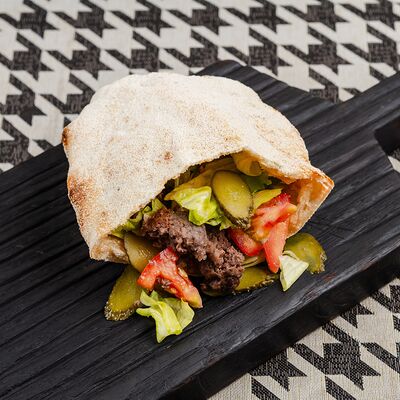 Пита с кебабом из говядины и овощамив ЛайкиПарк по цене 470 ₽