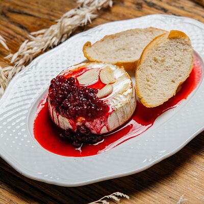 Запеченный камамбер с гренками из багета в Рюмочная Prolive по цене 720 ₽