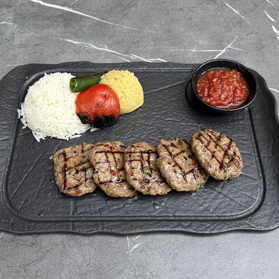 Кёфте из говядины с овощами в Taksim по цене 1550 ₽