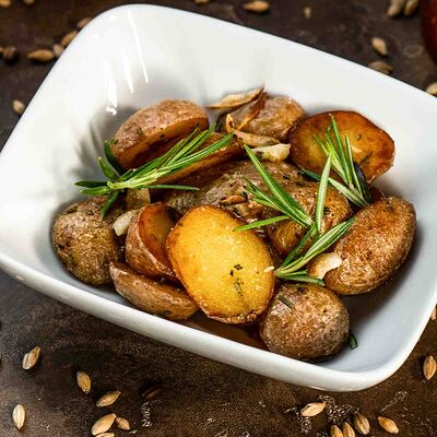 Мини-картофель, обжаренный с розмарином и чесноком в Paulaner Wirtshaus Polyanka по цене 250 ₽