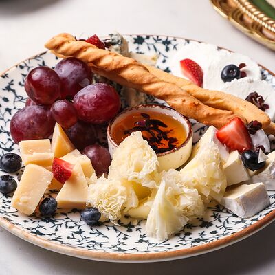 Сырная тарелка в SAGA по цене 1290 ₽