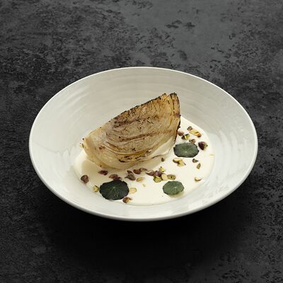 Стейк из печеной капусты с кокосовым соусом и фисташкой в Асъядор по цене 550 ₽