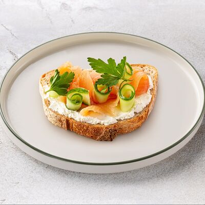 Брускетта с лососем в Шоколадница по цене 670 ₽