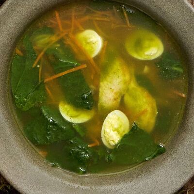 Пряный куриный суп с вермишелью и перепелиным яйцомв Банщики по цене 690 ₽