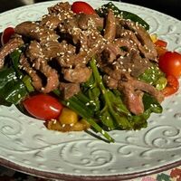 Теплый салат с говядиной и овощами по-грузински в Кинто