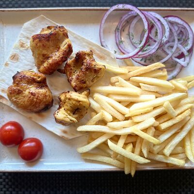 Куриный шашлычок с картофелем фри в КафеХинкальная по цене 420 ₽