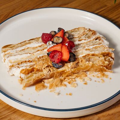 Наполеон с сезонными ягодами в Cream Soda по цене 450 ₽