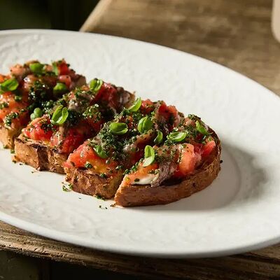 Брускетта с томатами и анчоусами в Ribambelle по цене 750 ₽