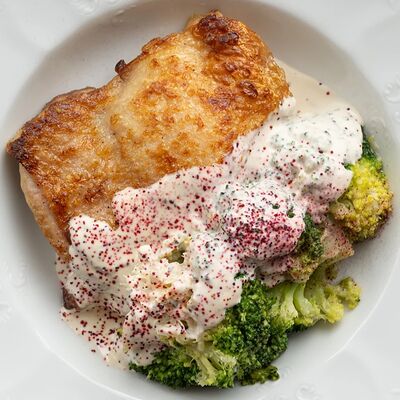 Филе куриного бедра на коже с брокколи в Brera по цене 790 ₽