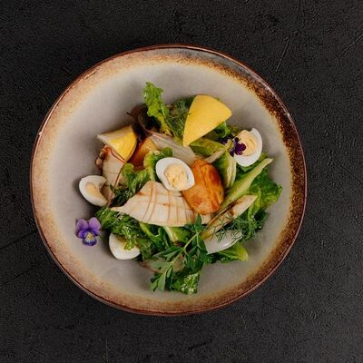 Салат с кальмаром и яйцом в Bretzel по цене 480 ₽