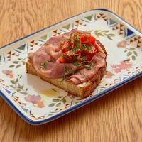 Брускетта с телятиной, печеными перцами и трюфельным кремомв Итальянское бистро Figata