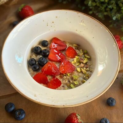 Каша овсяная с ягодамив De Paris БИСТРО по цене 530 ₽