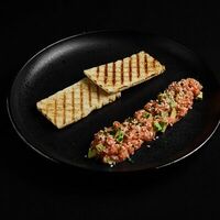 Тартар из лосося с авокадо и тостами из хлеба в Level kitchenbar