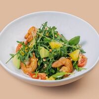Салат с руколой и креветками в Balcon Day & Night