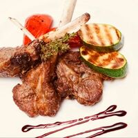 Бараньи корейки с овощами на гриле в Паприка