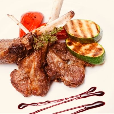 Бараньи корейки с овощами на гриле в Паприка по цене 1200 ₽