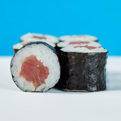 Ролл маки с тунцом в Русалочка любит суши по цене 360 ₽