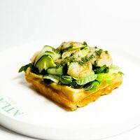 Вафля из цукини с тигровыми креветкамив Atlant bistro