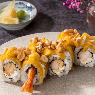 Ролл с креветкой темпура, соус чили-манго и пряный кешью в Хариzма по цене 790