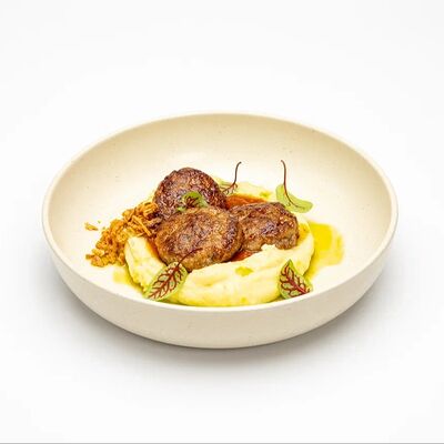 Котлеты с картофельным пюре и томатным соусом в Le dessert по цене 720 ₽