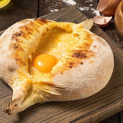 Хачапури по-аджарски в Гамарджоба по цене 635 ₽