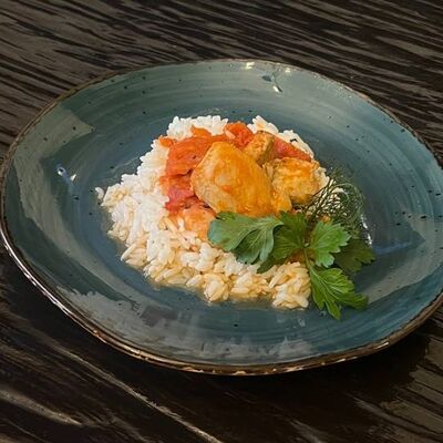 Филе бедра в томатном соусе со специями, рис отварной в Длинный нос по цене 375 ₽