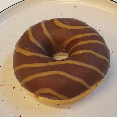 Донат с карамельной начинкой и шоколадной глазурью в Рент кафе по цене 320 ₽