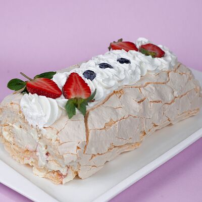 Меренговый рулет в Ван лав по цене 990 ₽