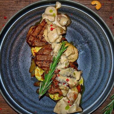 Медальоны из говядины с овощами и грибным соусом в Bareda по цене 660 ₽