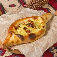 Хачапури с цыпленком и соусом Чкмерули в Мушмула