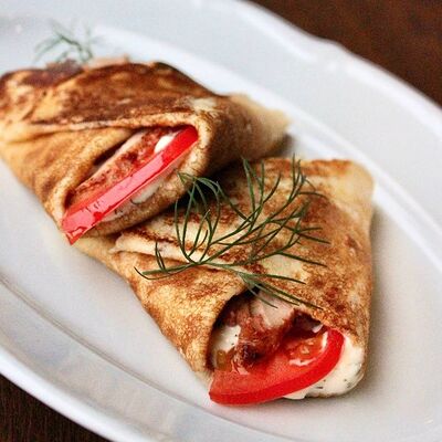 Блинчики с цыпленком, томатами и соусом тар тар Яндекс в Снегири на Лагерном по цене 420 ₽