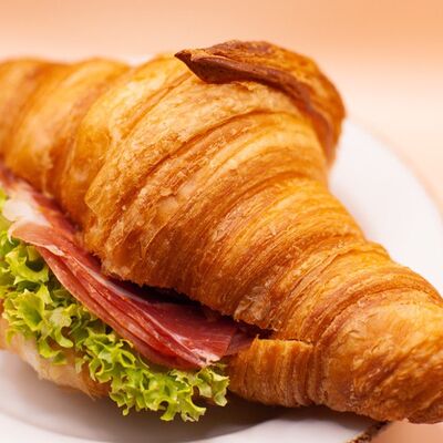 Круассан с пармской ветчиной в Диалог по цене 439 ₽