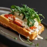 Вафля с лососем и яйцом пашот в Sant