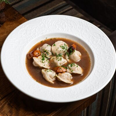 Сибирские пельмени в крепком бульоне из белых грибов в Залечь на дно в Брюгге по цене 748 ₽