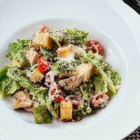 Салат Цезарь с курицей в Ночь, улица, фонарь
