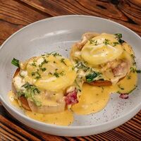 Утренняя булочка с яйцом пашот, беконом и Голландским соусом в Arnamal