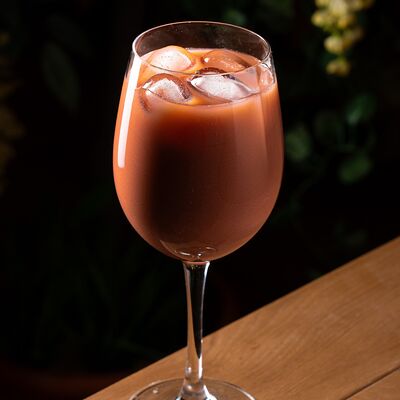 Айс-Латте клубничный в АЛЯ РУСЪ по цене 300 ₽