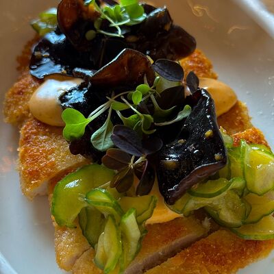 Шницель с огурцами кимчи и древесными грибами 250гр в Polla Vina по цене 660 ₽