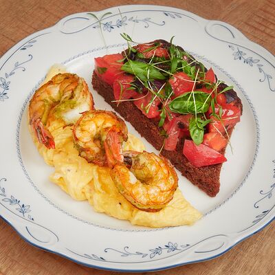 Омлет с креветкой и брускеттой с томатамив Кофейня Горошек по цене 950 ₽