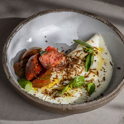 Белковый омлет с козьим сыром и томатами. в She по цене 850 ₽