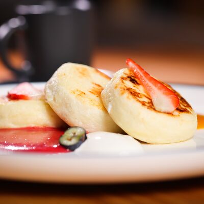 Сырники кокосовые с малиновым кули и сметаной в Butik по цене 450 ₽