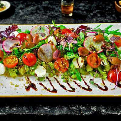 Салат с моцареллой, авокадо и бобами эдамаме в Рестобар Литера по цене 550 ₽