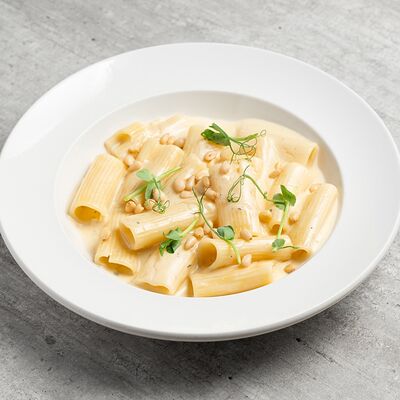 Ригатони Четыре сыра с кедровыми орешками в Pasta Bar по цене 550 ₽