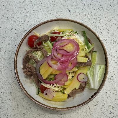 Салат с языком, сыром и маринованным луком в Кофеин по цене 350